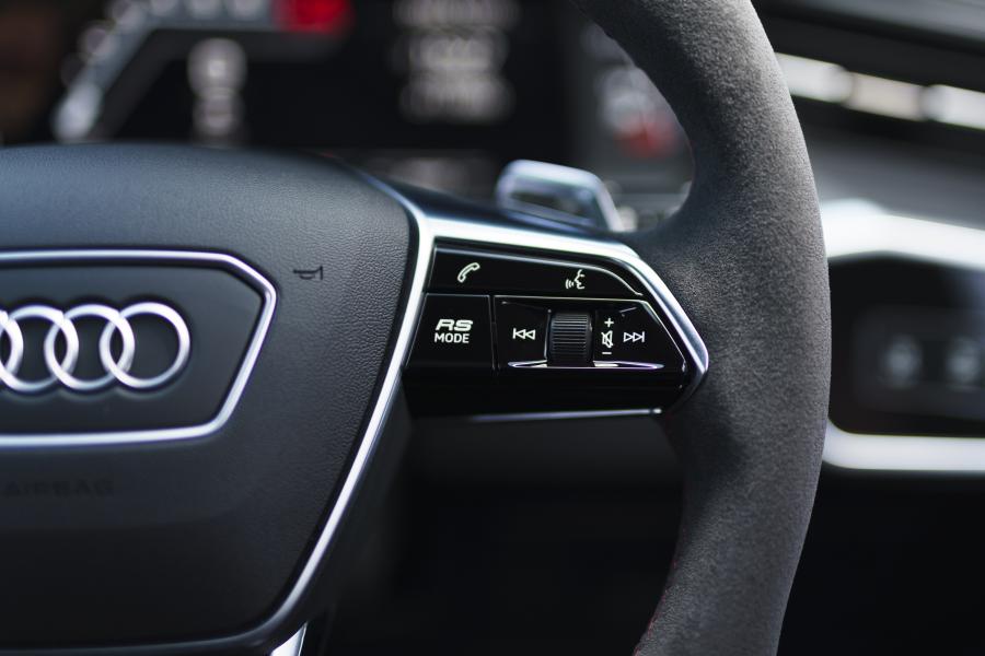 Детали интерьера Audi RS6 Avant (C8) 2020 года  (UK) (фото 113 из 150)